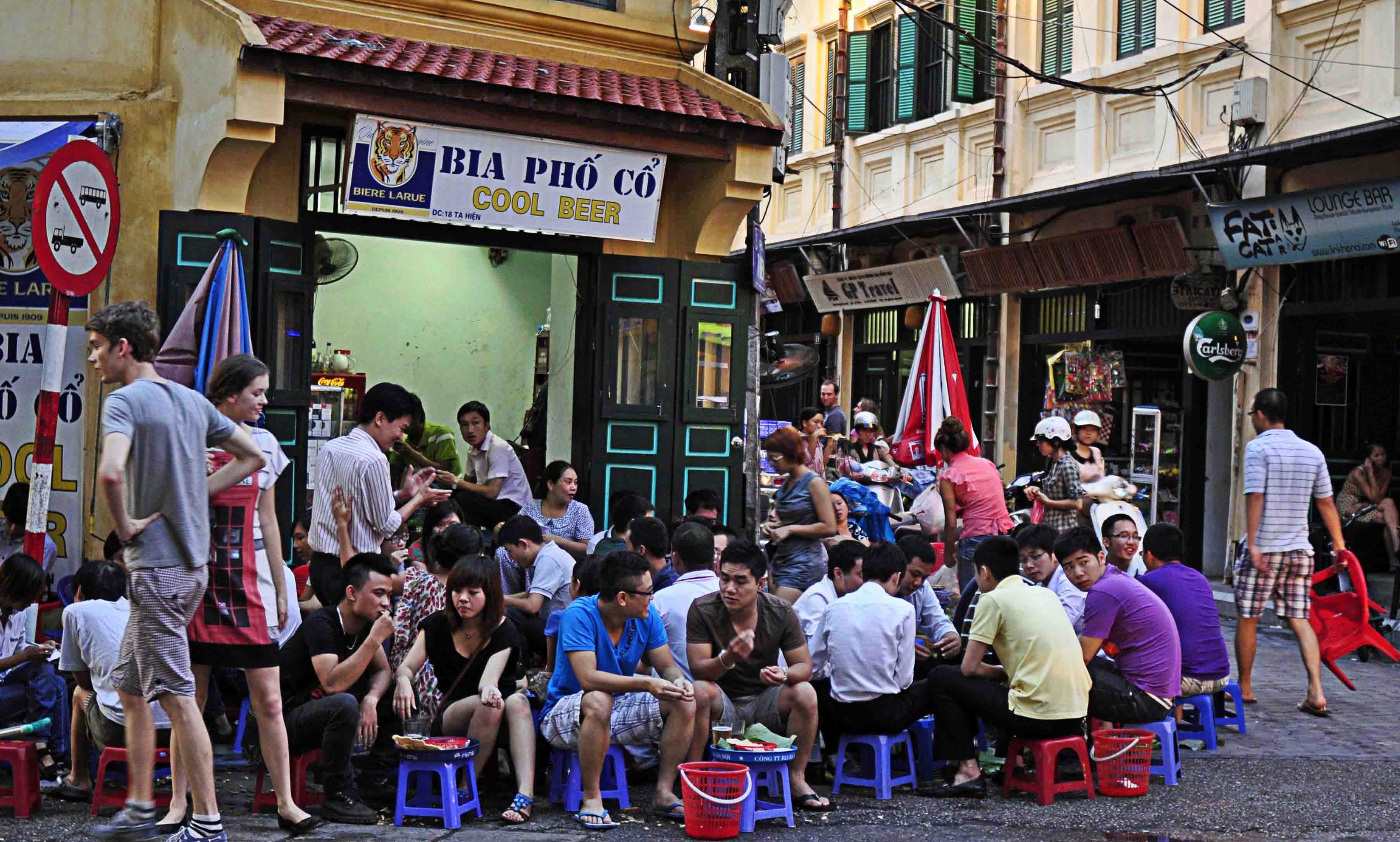 "bia hoi pho co" in the old quarter