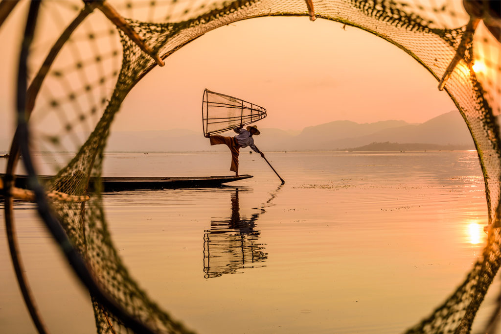 inle lake row boat