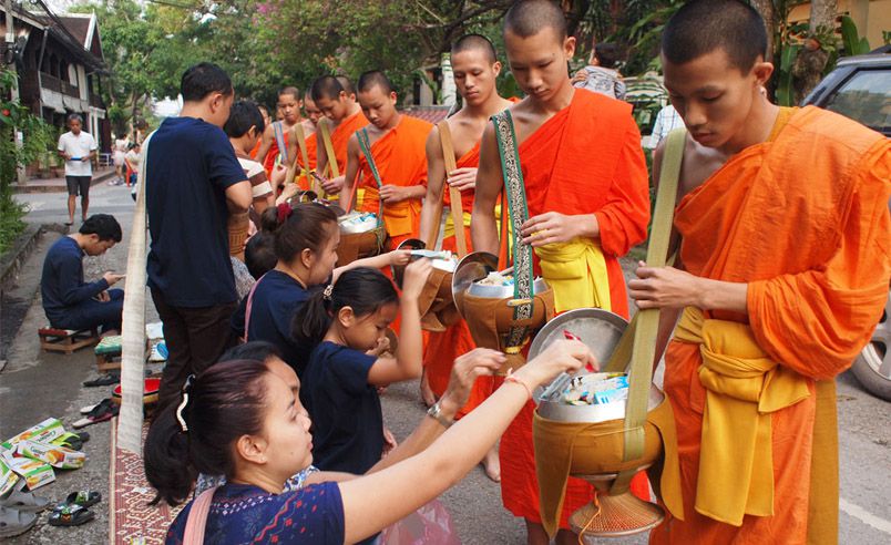 Alm giving Luang Prabang Laos