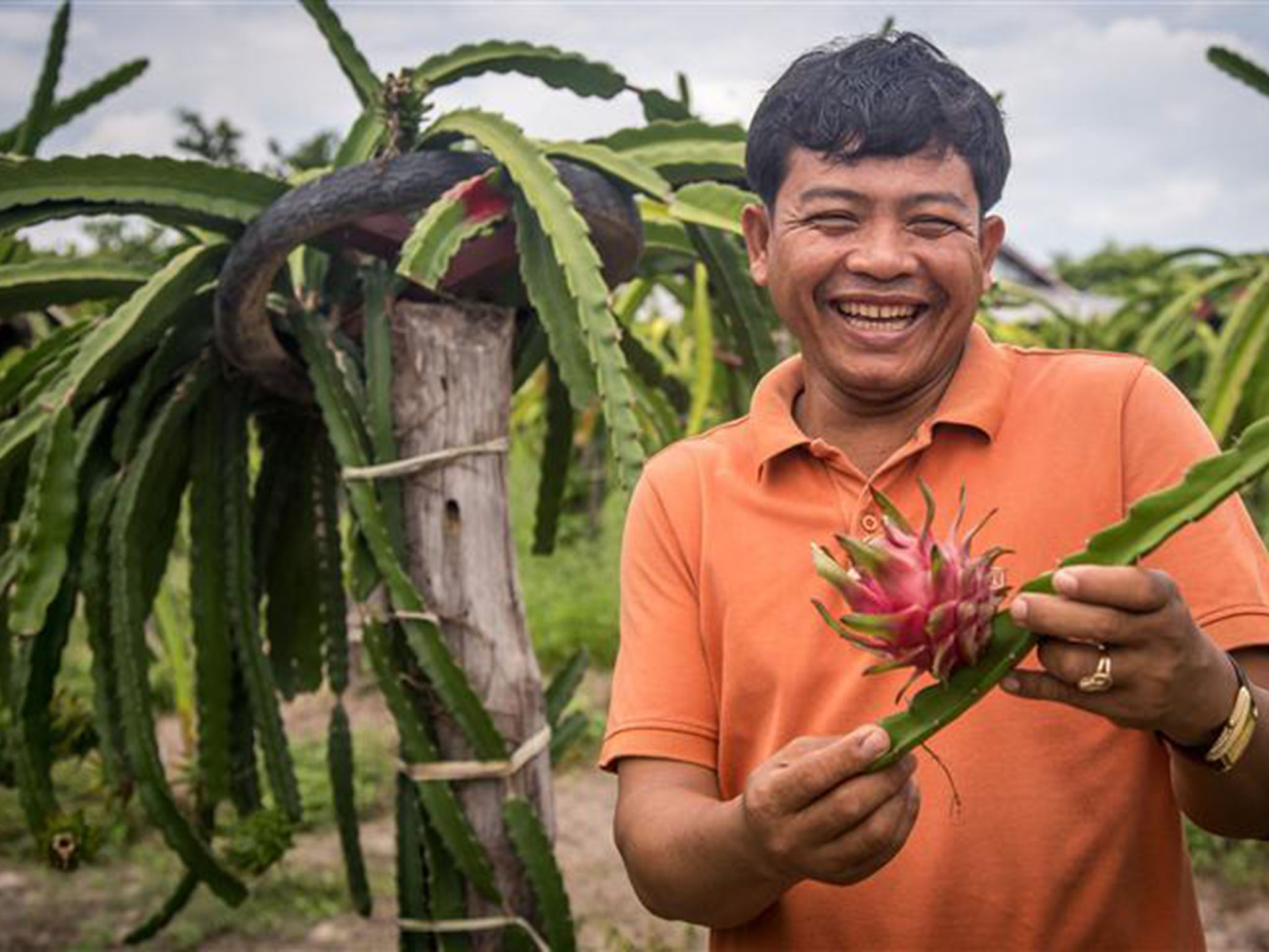 local-planting-a-tree-in-cycling-angkor-tour