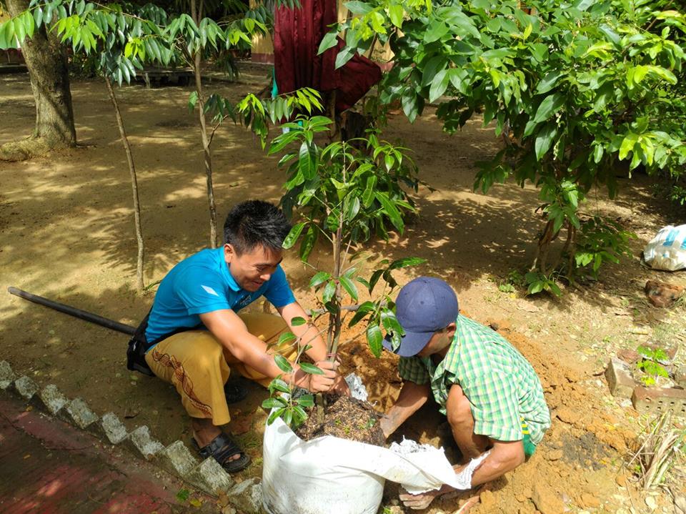 planting-a-tree-siem-reap-angkor