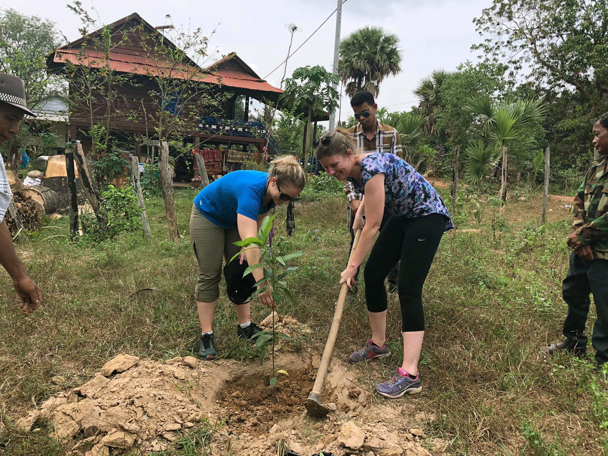 sens-ladies-plant-a-tree-in-siem-reap