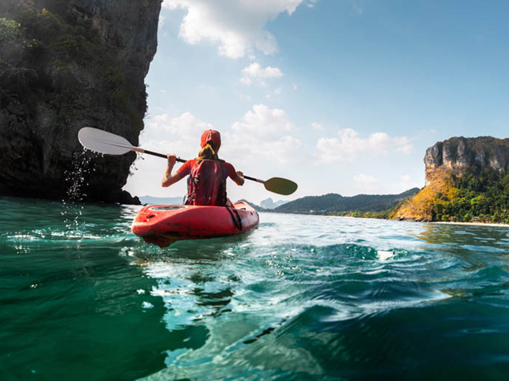 kayaking-amongst-halong-bay-emerald-water