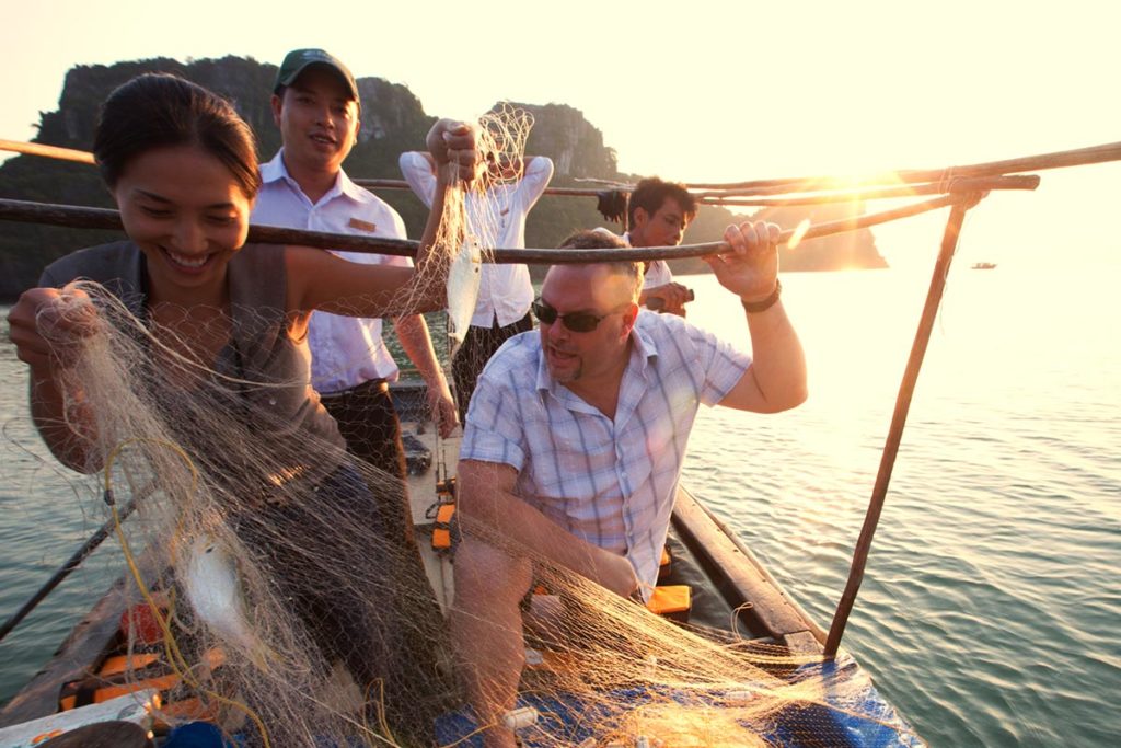 halongbay-bhaya-legend-cruise-fishing