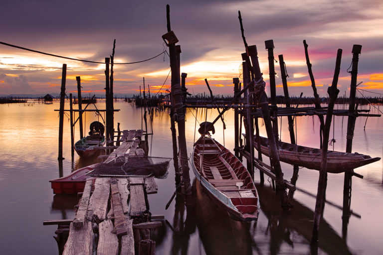 hue-fisherman-boats-vietnam