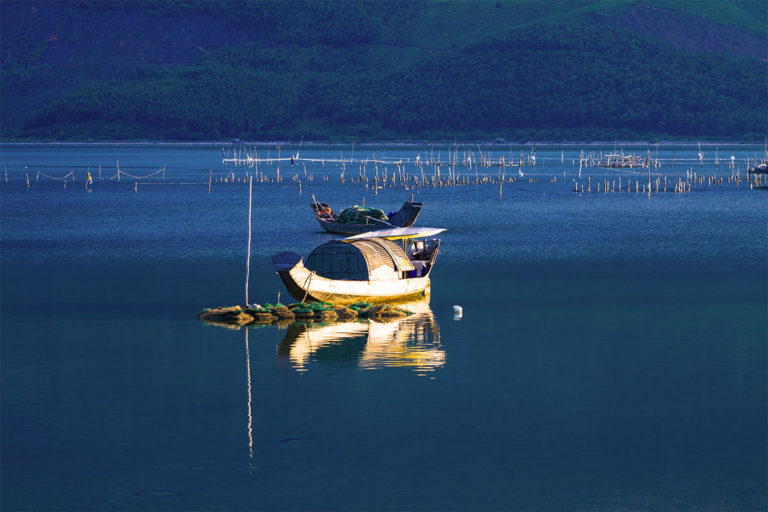 hue-langco-lagoon-local-boat-vietnam