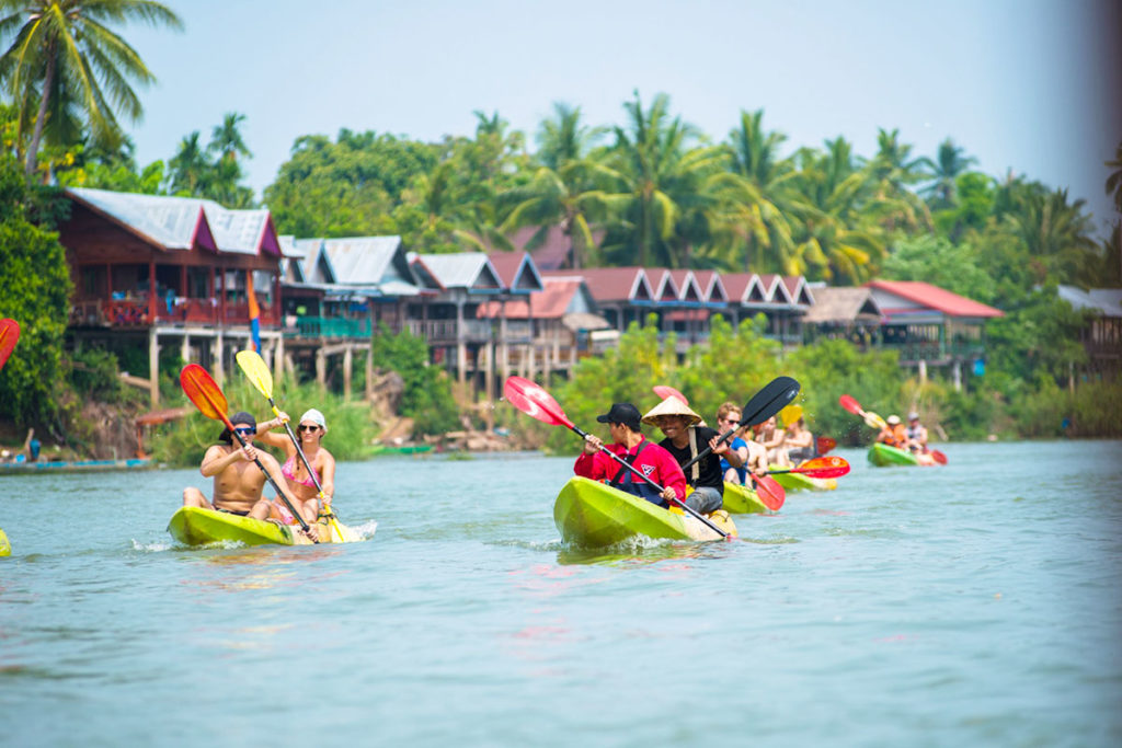 kayak-in-4000-islands-laos