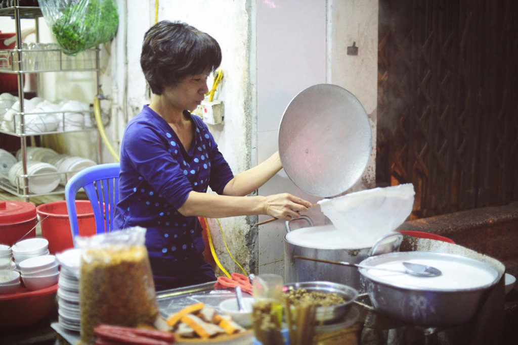 how-to-make-banh-cuon-breakfast-in-hanoi