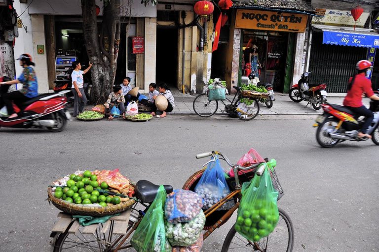 hanoi-old-quarter-vendors