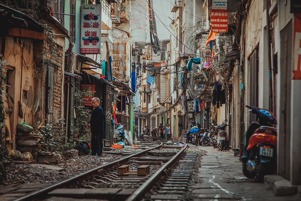 vietnam-hanoi-railway-local-old-quarter