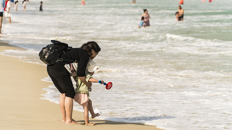 vietnam-nhatrang-beach-mother-child