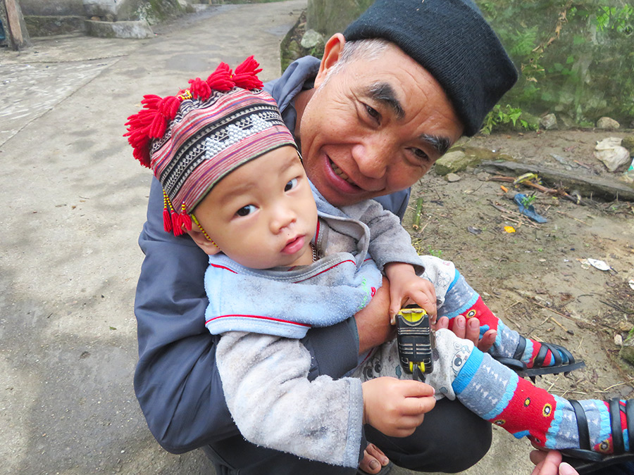 vietnam-sapa-namcang-grandpa-and-kid