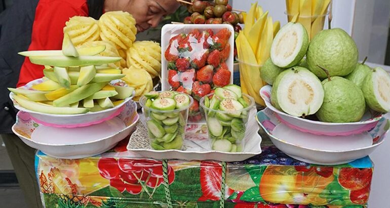 vietnam-hanoi-fruit-vendor