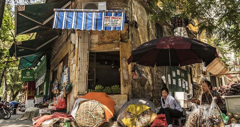 vietnam-hanoi-street-vendors