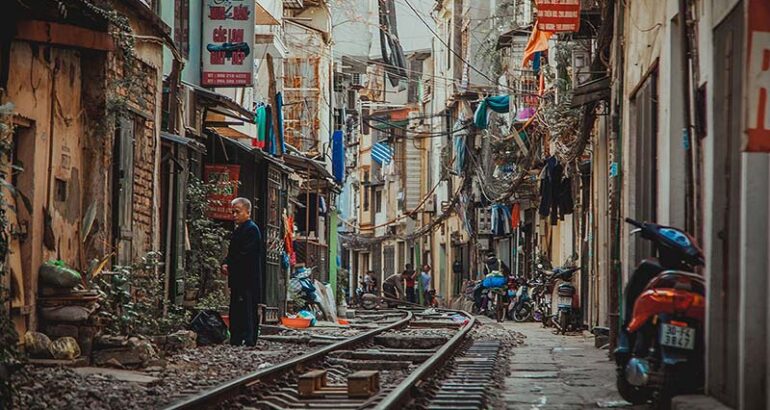 vietnam-hanoi-train-street-winter