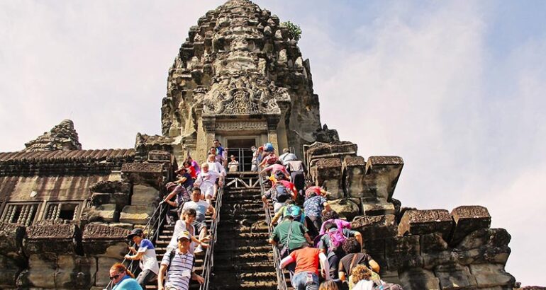 cambodia-angkor-wat-tourists