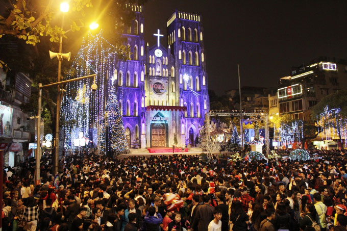 vietnam-hanoi-christmas-celebration