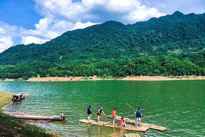 vietnam-hoa-binh-mai-chau-bamboo-rafting-by-mai-chau-hideaway